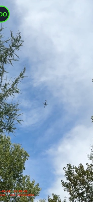 LDO détectant un avion en silhouette sur un ciel bleu